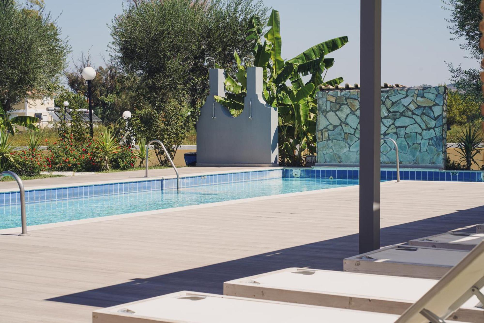 Aparthotel Mirsini & 2*