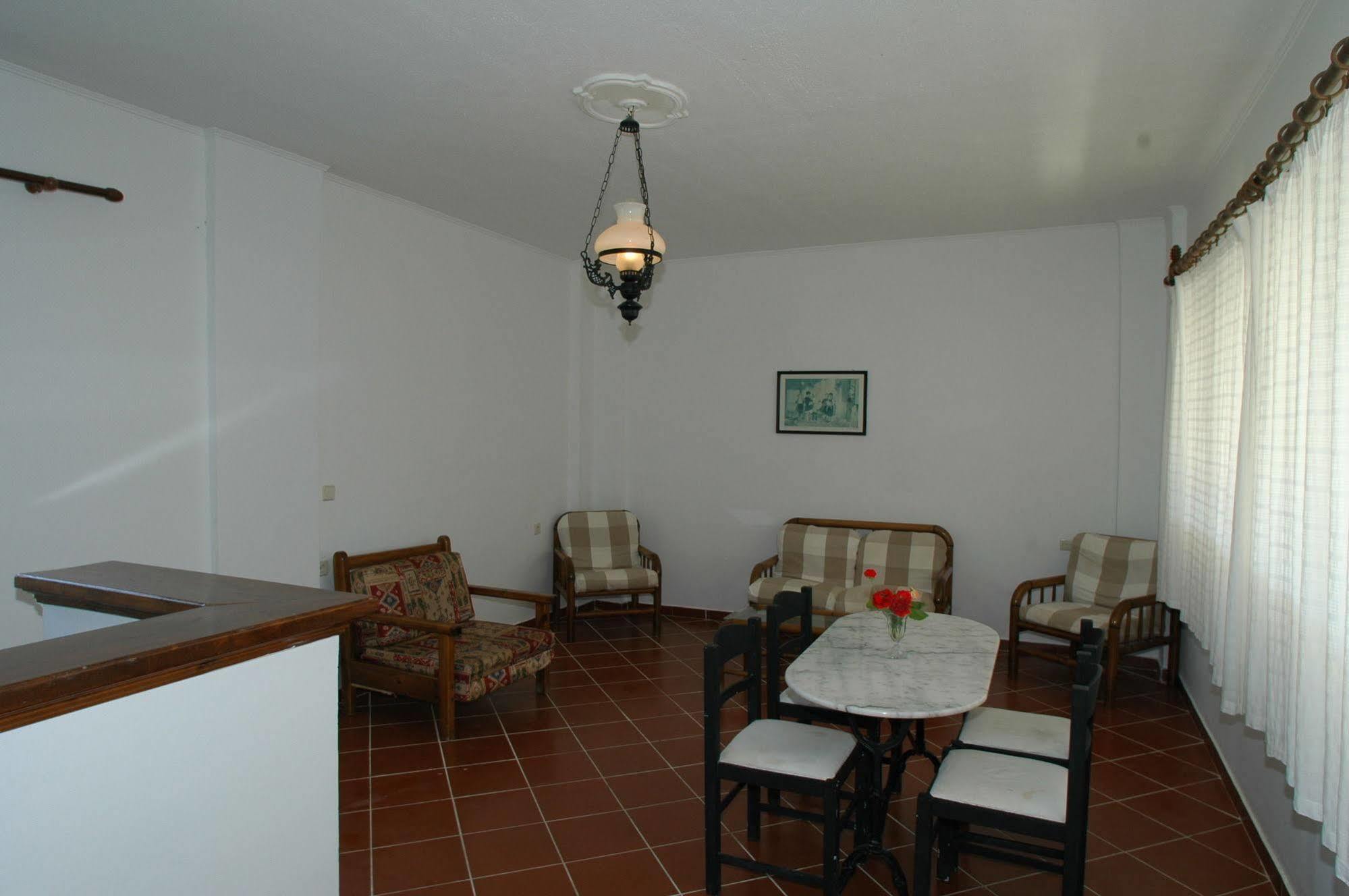 Mirsini & Aparthotel 2*